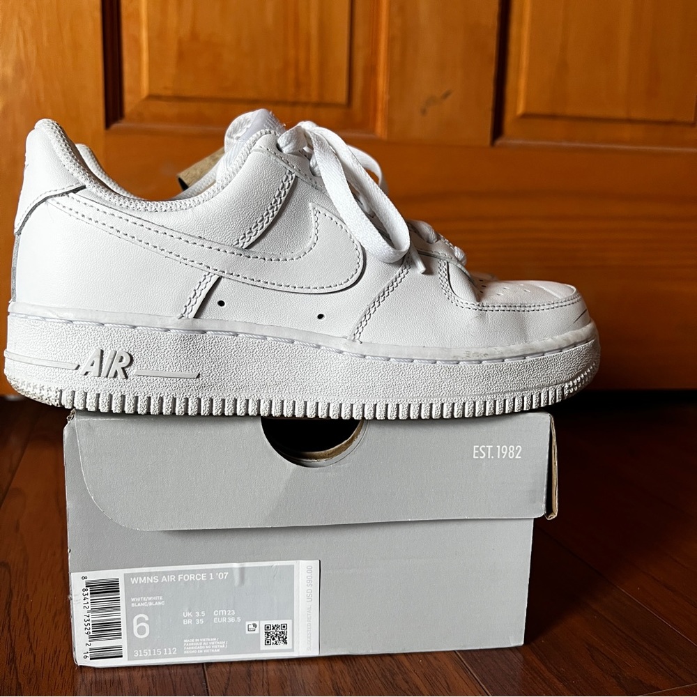 Nike Air Force 1 '07 White size 6
